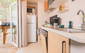Geladeira, micro-ondas, cooktop, lava-louças