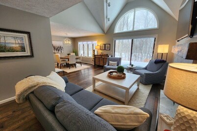 Completely remodeled Up North condo near clubhouse at Birchwood Farms