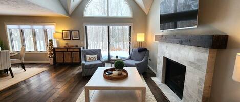 Smart-TV, Kamin, Bücher