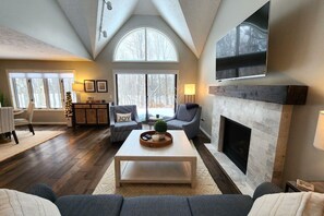 Smart-TV, Kamin, Bücher