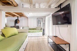 3 bedrooms, desk, WiFi, bed sheets