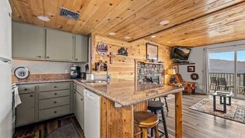 Kylskåp, mikrovågsugn, ugn och spishäll