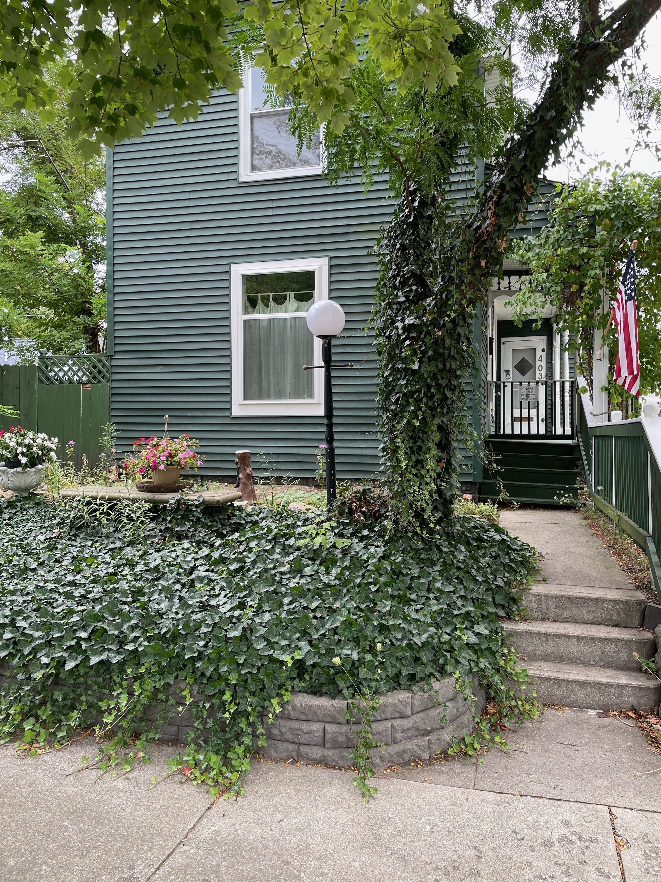  Downtown’Delia House’ Recently Renovated - just a few blocks from Everything !
