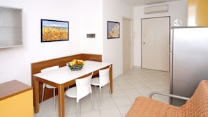 Unclassified image, 5 of 15, button - Luminous Flat With Shared Garden Next to the sea (San Michele al Tagliamento)