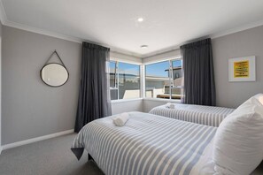 3 bedrooms, desk, iron/ironing board, WiFi
