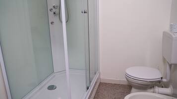 Set di cortesia gratuito, asciugacapelli, pantofole