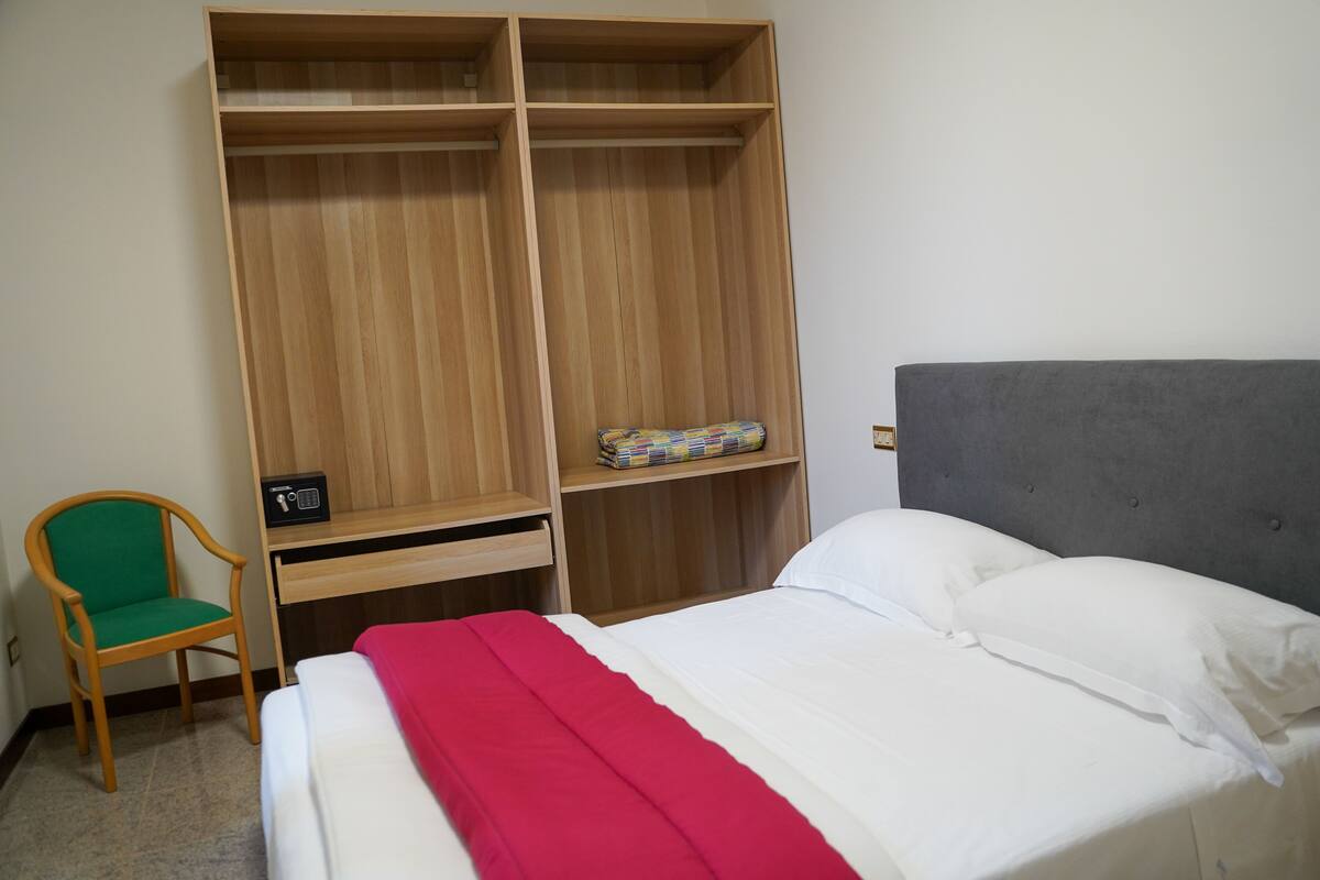 Rom – comfort | 1 soverom, safe på rommet, skrivebord og blendingsgardiner