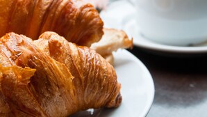 A plate with croissants and a cup of coffee on a table. - Boccadoro Rooms  (Mozzecane)