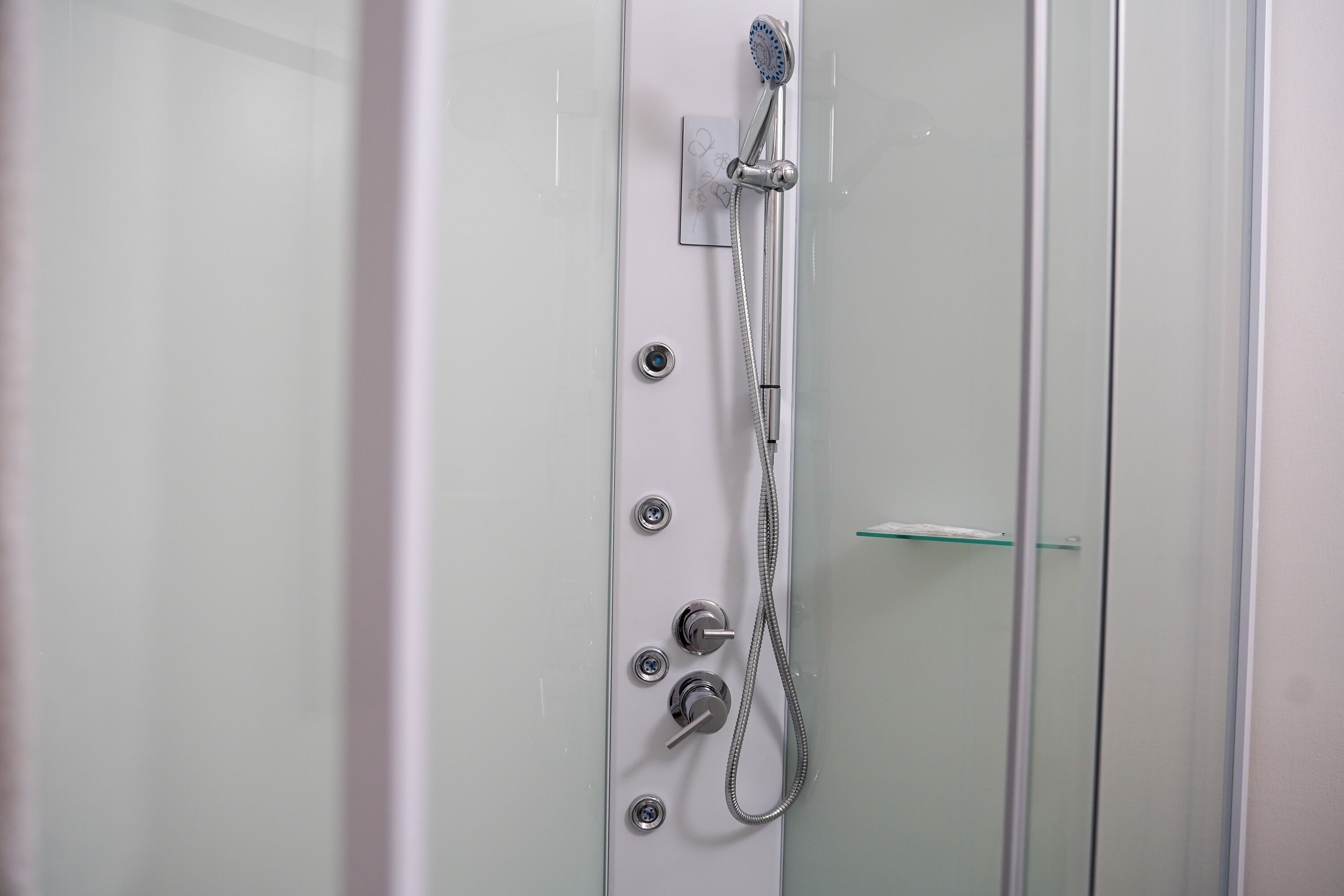 Kostenlose Toilettenartikel, Haartrockner, Hausschuhe