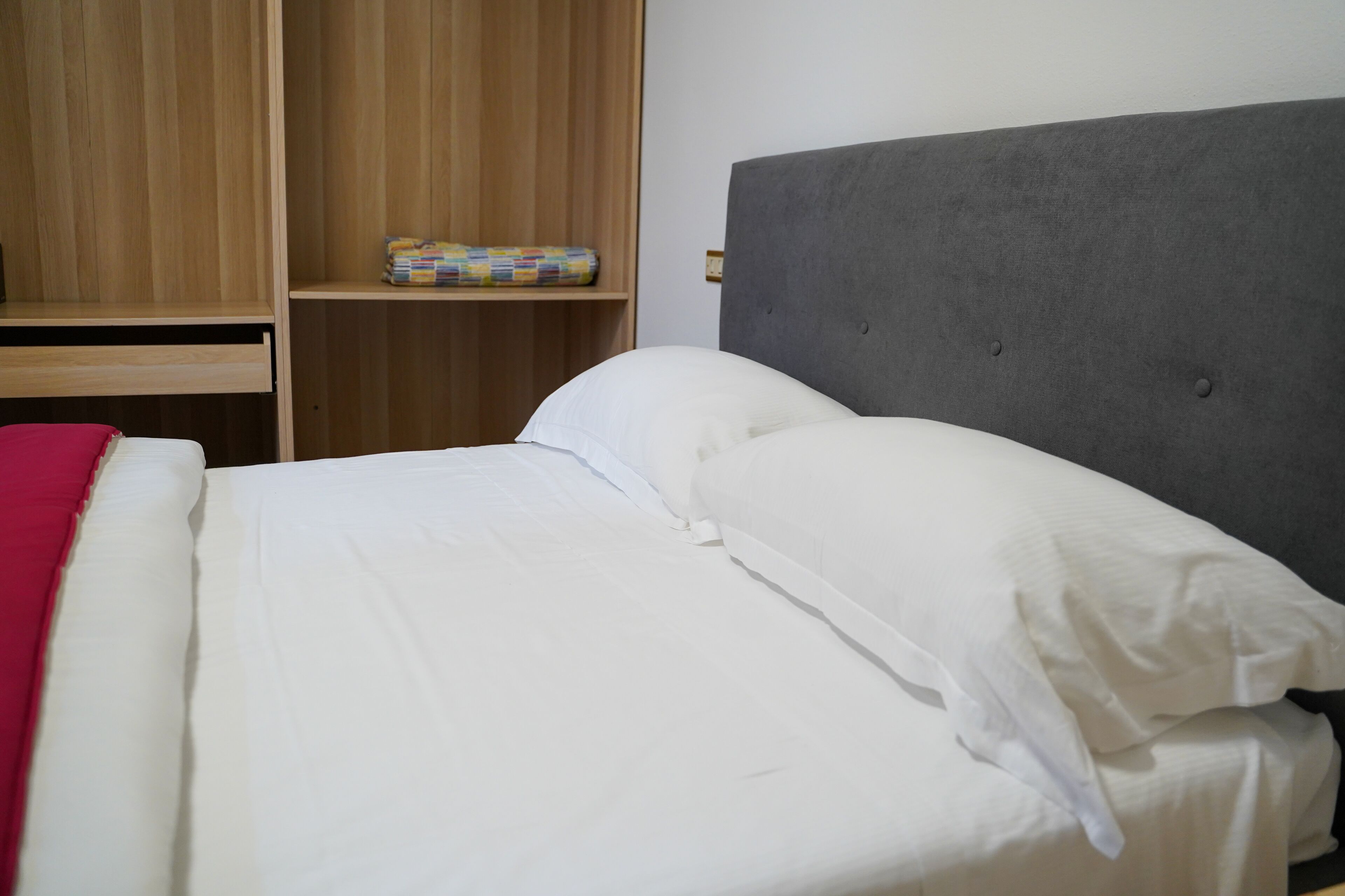 Habitación Confort | 1 dormitorio, caja fuerte, escritorio y cortinas opacas