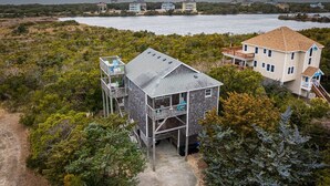 A coastal house with a deck and a large window overlooking the sea. - 4 br, 2 Min Walk to Beach, hot tub, water view (Avon)