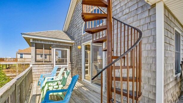A wooden deck with outdoor chairs, a spiral staircase, and a house with a shingled exterior. - 4 br, 2 Min Walk to Beach, hot tub, water view (Avon)
