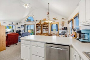 Una cocina amplia con una isla central, armarios de madera y lavavajillas.