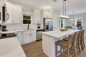 冷蔵庫、電子レンジ、オーブン、コンロ