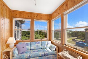 TV, DVD player, books - Mad Hatteras: Walk to Beach & Soundside Fun (Avon)
