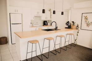 Liesi, kahvin-/teenkeitin, keittoastiat/astiat/ruokailuvälineet