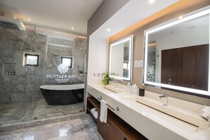Een douche, een haardroger, handdoeken, zeep