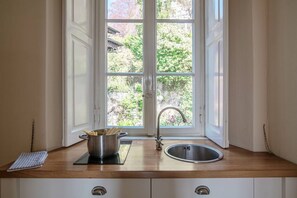 ثلاجة، فرن، موقد طهي مسطح، غسالة أطباق