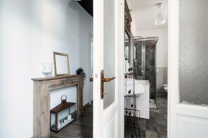 Shower, hair dryer, bidet, towels