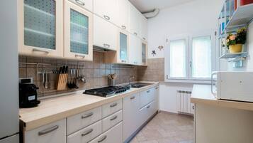 Réfrigérateur, micro-ondes, plaque de cuisson, lave-vaisselle