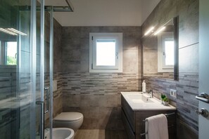 Dusche, Haartrockner, Bidet, Shampoo