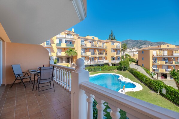 Outdoor dining - Holiday Apartment "Sauce Sol Fuengirola" with Sea View, Shared Pool & Private Terrace (Fuengirola)