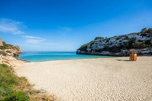 On the beach - Holiday Home "Strandfinca Cala Romantica" with Sea View, Private Garden and Wi-Fi (Cala Anguila-Cala Mendia)
