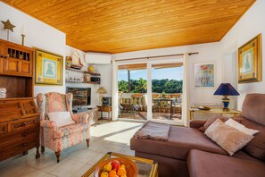 TV, fireplace, DVD player - Holiday Home "Strandfinca Cala Romantica" with Sea View, Private Garden and Wi-Fi (Cala Anguila-Cala Mendia)