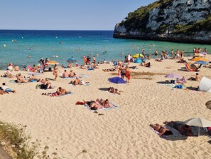 On the beach - Holiday Home "Strandfinca Cala Romantica" with Sea View, Private Garden and Wi-Fi (Cala Anguila-Cala Mendia)