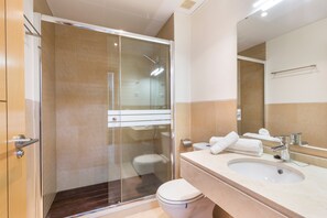 Een douche, een haardroger, handdoeken