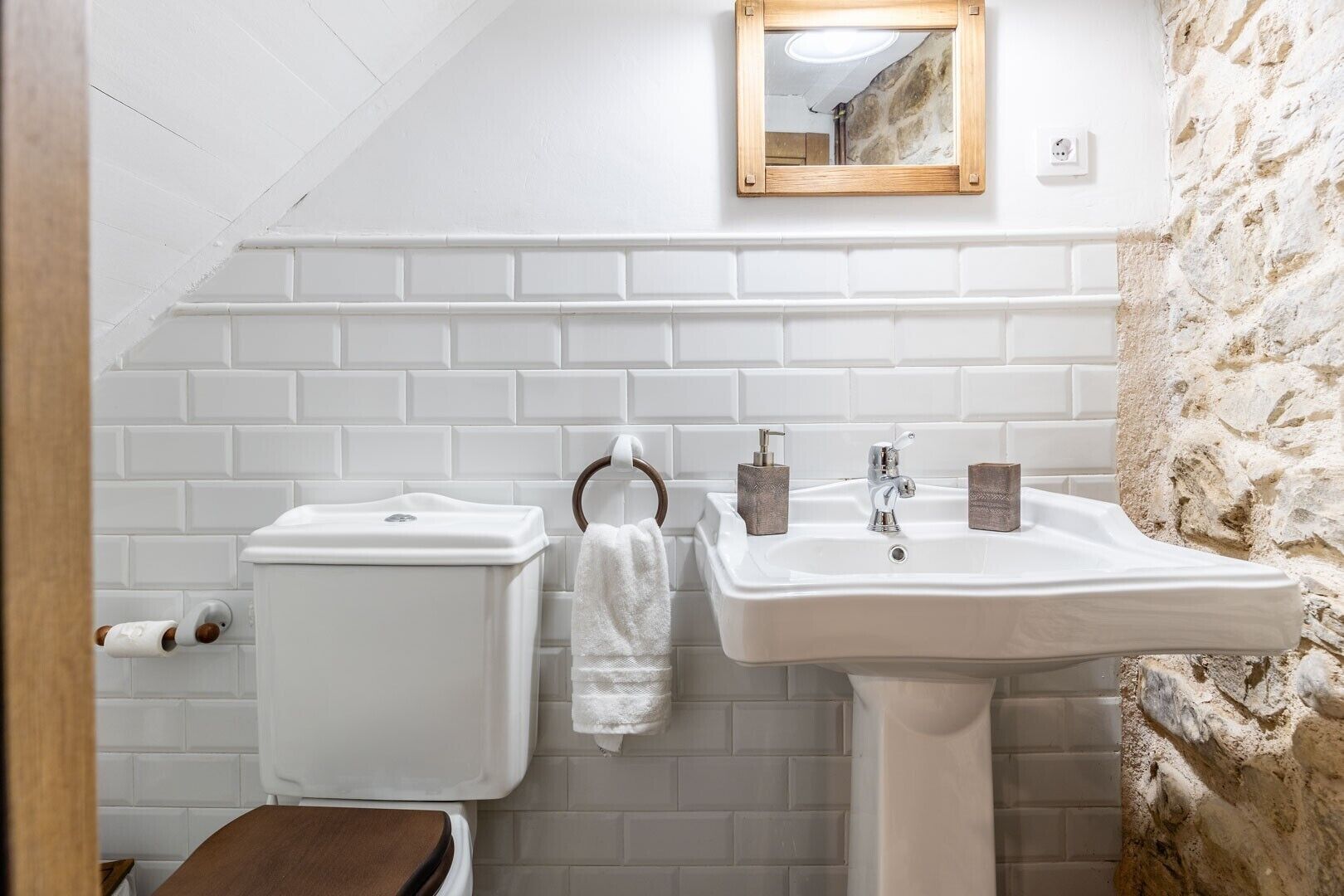 Douche, sèche-cheveux, serviettes fournies