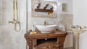 Een douche, een haardroger, handdoeken