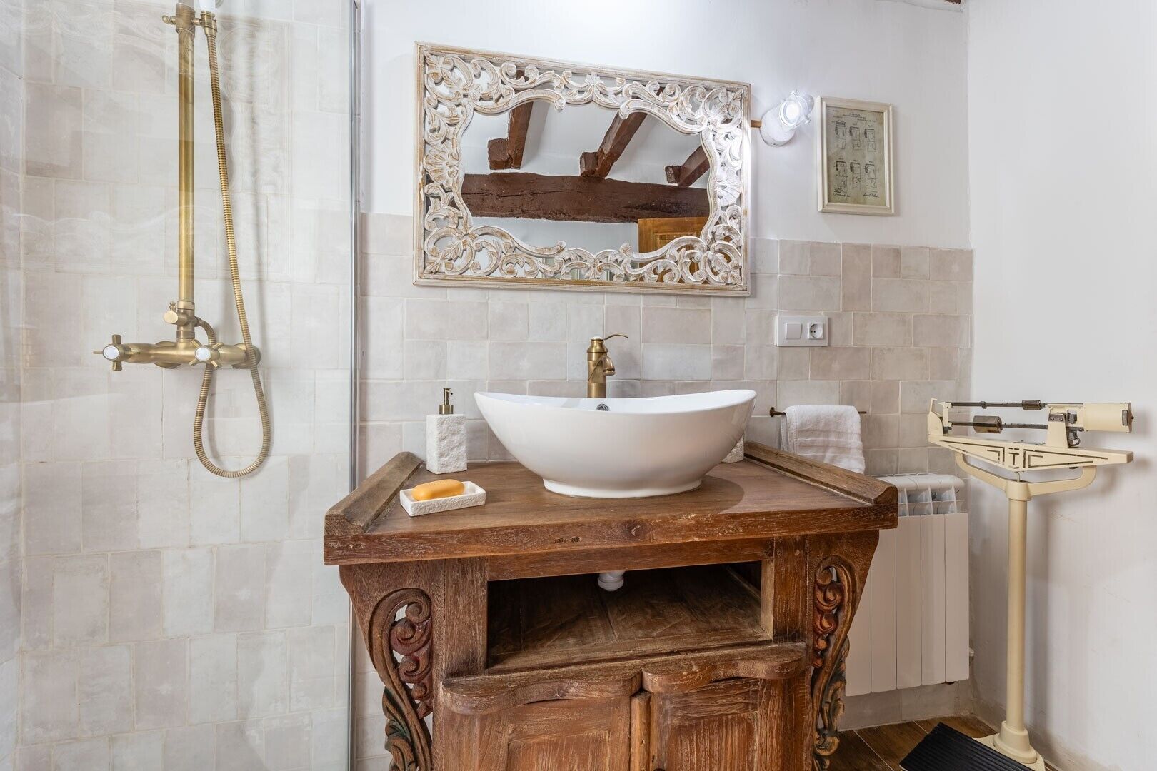 Een douche, een haardroger, handdoeken