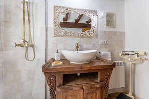 Shower, hair dryer, towels - Holiday Home 'Casa Raymonde' with Mountain View, Balcony and Wi-Fi (Potes)