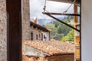Interior - Holiday Home 'Casa Raymonde' with Mountain View, Balcony and Wi-Fi (Potes)