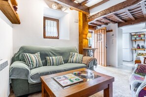 TV - Holiday Home 'Casa Raymonde' with Mountain View, Balcony and Wi-Fi (Potes)