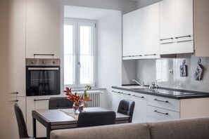 Fridge, oven, stovetop, dishwasher