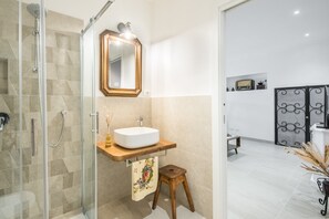 Douche, sèche-cheveux, serviettes fournies