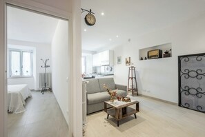 TV - Apartment 'Nel cuore di Radicondoli' with Wi-Fi (Radicondoli)