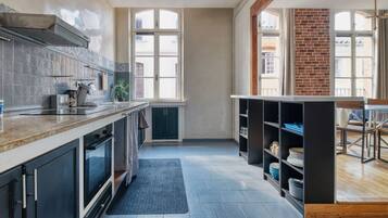 Geladeira, micro-ondas, fogão, cooktop