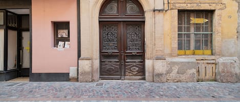 تفاصيل الفندق من الخارج