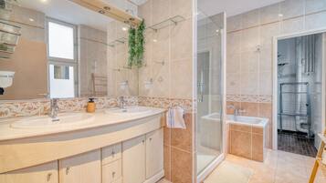 Doccia, asciugacapelli, asciugamani