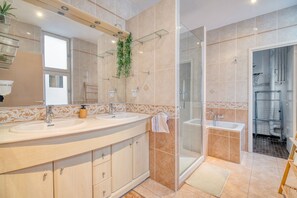 Een douche, een haardroger, handdoeken