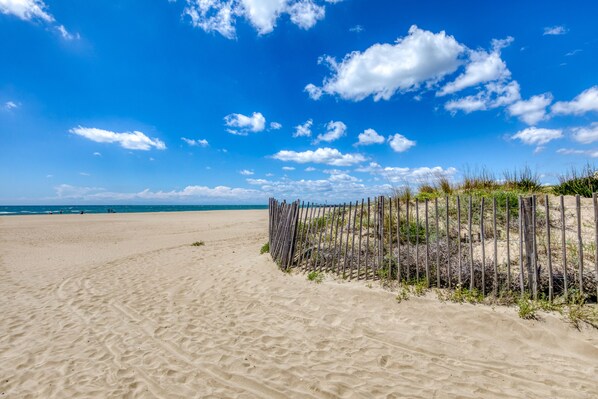 Beach nearby - Apartment 'Rez De Jardin 100 M De La Plage' with Shared Pool and Air Conditioning (Agde)