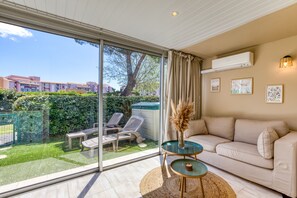 TV - Apartment 'Rez De Jardin 100 M De La Plage' with Shared Pool and Air Conditioning (Agde)