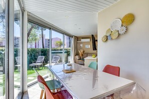 Dining - Apartment 'Rez De Jardin 100 M De La Plage' with Shared Pool and Air Conditioning (Agde)