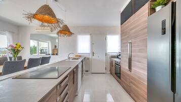 Kylskåp, mikrovågsugn, ugn och spishäll