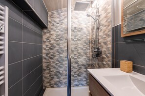 Dusche, Haartrockner, Handtücher