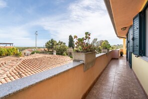 Terrace/patio - Holiday Home "Petra Rujia" 150 m from the Beach with Wi-Fi (Iscra E Voes)