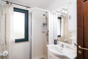 Douche, serviettes fournies